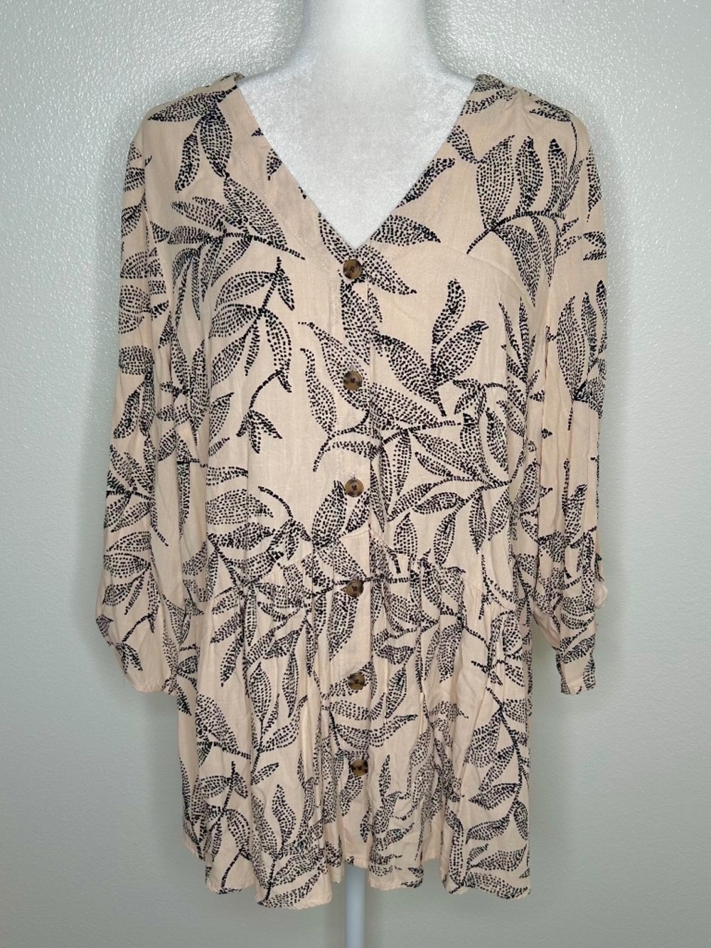NWOT Indigo Rose Womens Beige Leaf Print Button-Up Smocked TopPlus Size 1X